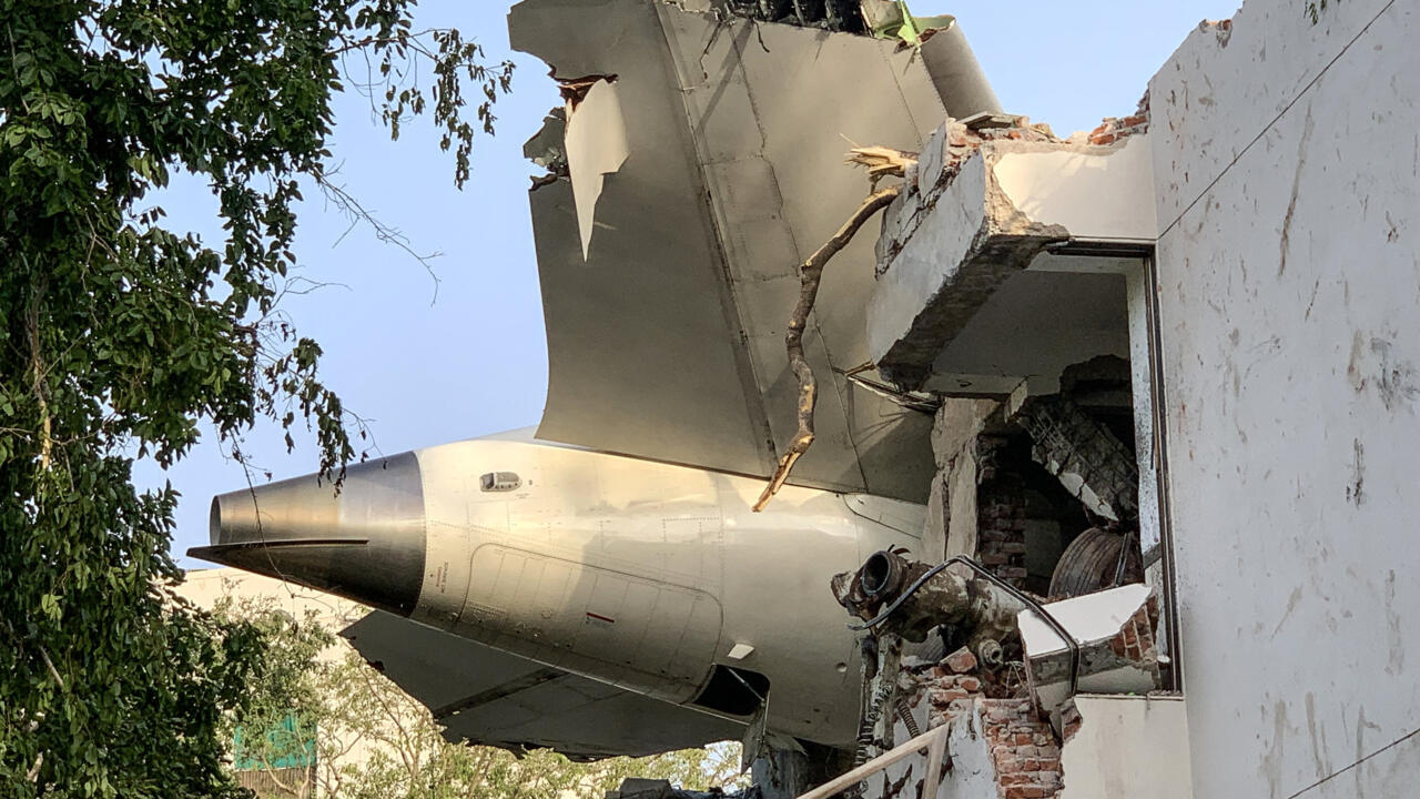 Infographic summarizing the Air India Flight 171 crash details, investigation timeline, aftermath, and FAQs in a clear and concise bullet-point format.